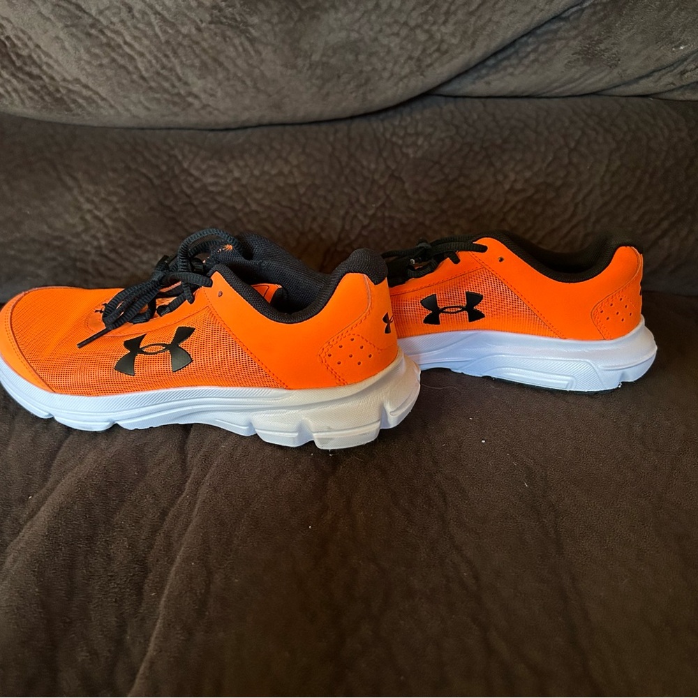 Under Armour Kids' size 6.5 Orange Athletic Shoes (women’s size 7.5)